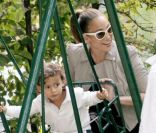 Jennifer Lopez entourée de ses enfants au Parc Monceau à Paris le 16 juin 2011 n'a pas hésité à discuter avec les autres mamans 