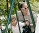 Jennifer Lopez entourée de ses enfants au Parc Monceau à Paris le 16 juin 2011 n'a pas hésité à discuter avec les autres mamans 