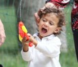 Max, le fils de Jennifer Lopez, s'est amusé comme un petit fou  au Parc Monceau à Paris le 16 juin 2011 