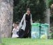Jennifer Lopez et ses jumeaux Emme et Max au Parc Monceau à Paris le 16 juin 2011
