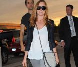 Stella McCartney affiche un look décontracté irréprochable ! Slim gris, top blanc et veste noire... La créatrice marie les basic avec brio. New York, 13 juin 2011<br />