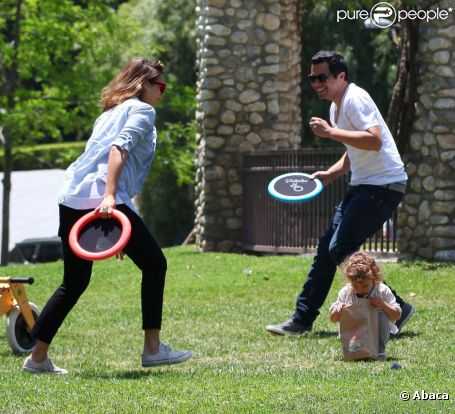 Jessica Alba et Cash Warren se taquinent pendant que leur petite Honor s'amuse seule... Le bonheur ! Los Angeles, 18 juin 2011