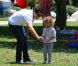 Jessica Alba profite d'un moment en famille au parc avec son mari Cash Warren et leur poupée de 3 ans, Honor. Los Angeles, 18 juin 2011
