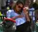 Jessica Alba profite d'un moment en famille au parc avec son mari Cash Warren et leur poupée de 3 ans, Honor. Los Angeles, 18 juin 2011