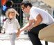   Jessica Alba s'amuse avec son mari Cash Warren et sa petite Honor. Los Angeles, 18 juin 2011  