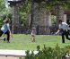   Jessica Alba s'amuse avec son mari Cash Warren et sa petite Honor. Los Angeles, 18 juin 2011  