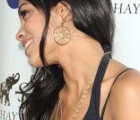 <p>Pour booster son total look noir, Rosario Dawson opte pour une miriade de bijoux dorés. Los Angeles, 18 juin 2011</p>