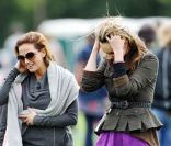 Sarah Harding et Bryony Daniels lors d'un match de polo caritatif, le dimanche 19 juin 2011.