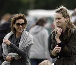 Sarah Harding et Bryony Daniels, ex du prince William, lors d'un match de polo caritatif, le dimanche 19 juin 2011.