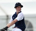 Le prince Harry lors d'un match de polo caritatif, le dimanche 19 juin 2011.