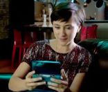 Zelda Williams joue au jeu Zelda Ocarina of Time 3D sur Nintendo DS 