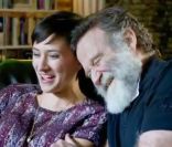 Robin Williams et Zelda Williams durant le making of de la publicité pour le jeu vidéo Zelda : Ocarina of Time 3D. Beaucoup de rires entre le père et la fille 