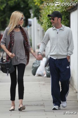Claudia Schiffer et Matthew Vaughn vont chercher leurs enfants à l'école à Londres le 20 juin 2011