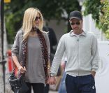Claudia Schiffer et Matthew Vaughn vont chercher leurs enfants à l'école à Londres le 20 juin 2011
