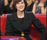 Denise Fabre soutien le trophée des Femmes en Or.