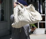 Nicole Richie a trouvé la parade pour détourner l'attention de sa tenue de sport ! Son sac Balenciaga XXL. Le 22 juin à Los Angeles  
