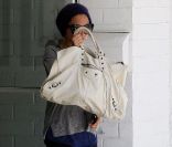 Nicole Richie a trouvé la parade pour détourner l'attention de sa tenue de sport ! Son sac Balenciaga XXL. Le 22 juin à Los Angeles  