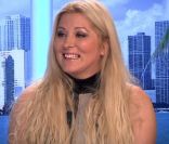 Loana, timide mais souriante lorsqu'elle répond aux questions de Matthieu Delormeau et Jeny Priez sur le plateau des Anges de la télé-réalité : Miami Dreams le 24 juin 2011