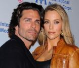 Greg Lauren et Elizabeth Berkley, à Los Angeles, en 2008. 