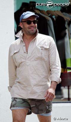 Billy Zane tout sourire dans les rues de Londres