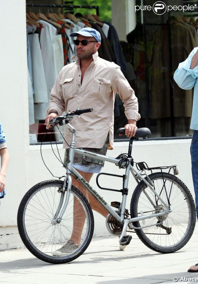 Billy Zane tout sourire dans les rues de Londres