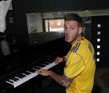 M. Pokora lors d'un match de charité organisé dans le cadre des 24h à Makala, en juin 2011.