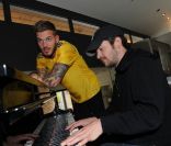 M. Pokora et Grégoire lors d'un match de charité organisé dans le cadre des 24h à Makala, en juin 2011.