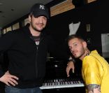 Grégoire et M. Pokora lors d'un match de charité organisé dans le cadre des 24h à Makala, en juin 2011.