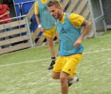 Pascal Obispo et M. Pokora lors d'un match de charité organisé dans le cadre des 24h à Makala, en juin 2011.