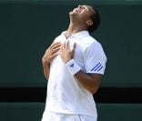 Jo-Wilfried Tsonga savoure un grand moment : il a triomphé le 29 juin 2011 de Roger Federer en quart de finale à Wimbledon, dont il atteint pour la première fois la demi-finale.