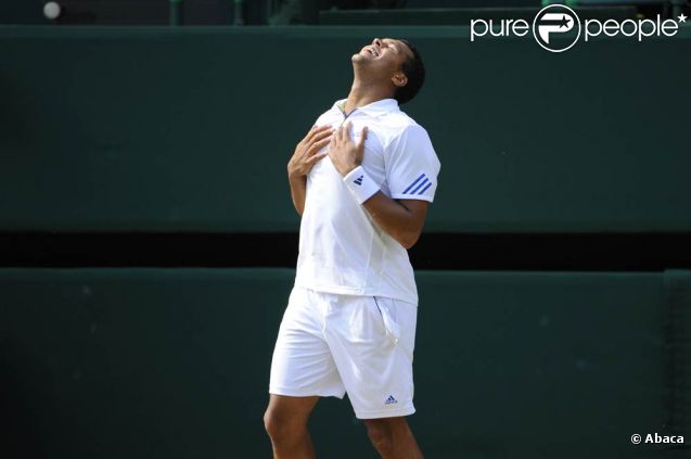 Jo-Wilfried Tsonga savoure un grand moment : il a triomphé le 29 juin 2011 de Roger Federer en quart de finale à Wimbledon, dont il atteint pour la première fois la demi-finale.