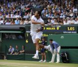 Jo-Wilfried Tsonga, épatant, a triomphé le 29 juin 2011 de Roger Federer en quart de finale à Wimbledon, dont il atteint pour la première fois la demi-finale.