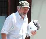 Robert De Niro, malicieux, dans les rues de New York le 15  juin 2011.