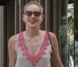 Look décontracté et mine rayonnant, Sharon Stone est une quinqua qui a la classe ! Los Angeles, 28 juin 2011