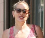Sharon Stone affiche sa mine rayonnante alors qu\'elle fait du shopping à Los Angeles le 28 juin 2011