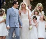 Kate Moss a l'air plus heureuse que jamais au bras de son nouveau mari, Jamie Hince. Angleterre, le 1e juillet 2011
