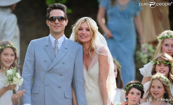 Kate Moss s'est mariée ! La brindille vient de dire oui à Jamie Hince à l'église de Cotswolds en Angleterre. Le 1e juillet 2011
