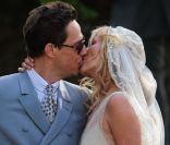 Heureux et amoureux, Kate Moss et Jamie Hince se sont mariés en l'église de Cotswolds en Angleterre. Le 1e juillet 2011
