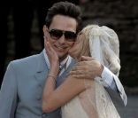 A la sortie de l'église, Kate Moss et Jamie Hince se sont échangés des baisers devant l'assemblée. Angleterre, 1e juillet 2011
