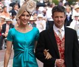  La princesse Mary et le prince Frederik de Danemark sur le tapis rouge du Palais Princier de Monaco, pour le mariage religieux du prince Albert et de la princesse Charlene. 
Le  prince Albert II de Monaco et Charlene Wittstock avaient convié près de  800 invités, dont beaucoup de têtes couronnées (les cours d'Europe  étaient notamment bien plus représentées qu'au mariage de William et  Kate), à leur mariage religieux, le 2 juillet 2011 en Principauté.