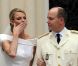 Le prince Albert de Monaco et la princesse Charlene, unis devant Dieu par Mgr. Barsi, ressortent de la cour d'honneur du palais princier sous les vivats et les pétales, samedi 2 juillet 2011.
