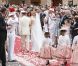 Le prince Albert de Monaco et la princesse Charlene, unis devant Dieu par Mgr. Barsi, ressortent de la cour d'honneur du palais princier sous les vivats et les pétales, samedi 2 juillet 2011.