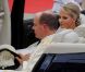 Le prince Albert de Monaco et la princesse Charlene, unis devant Dieu par Mgr. Barsi, ressortent de la cour d'honneur du palais princier sous les vivats et les pétales, samedi 2 juillet 2011.