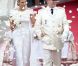 Le prince Albert de Monaco et la princesse Charlene, unis devant Dieu par Mgr. Barsi, ressortent de la cour d'honneur du palais princier sous les vivats et les pétales, samedi 2 juillet 2011.