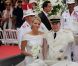 Le prince Albert de Monaco et la princesse Charlene, unis devant Dieu par Mgr. Barsi, ressortent de la cour d'honneur du palais princier sous les vivats et les pétales, samedi 2 juillet 2011.