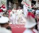 Le prince Albert de Monaco et la princesse Charlene, unis devant Dieu par Mgr. Barsi, ressortent de la cour d'honneur du palais princier sous les vivats et les pétales, samedi 2 juillet 2011.