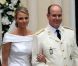 Le prince Albert de Monaco et la princesse Charlene, unis devant Dieu par Mgr. Barsi, ressortent de la cour d'honneur du palais princier sous les vivats et les pétales, samedi 2 juillet 2011.
