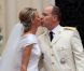 Le prince Albert de Monaco et la princesse Charlene, unis devant Dieu par Mgr. Barsi, ressortent de la cour d'honneur du palais princier sous les vivats et les pétales, samedi 2 juillet 2011.