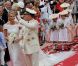 Le prince Albert de Monaco et la princesse Charlene, unis devant Dieu par Mgr. Barsi, ressortent de la cour d'honneur du palais princier sous les vivats et les pétales, samedi 2 juillet 2011.