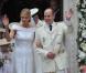 Après la cérémonie religieuse célébrée dans la cour d'honneur du palais princier, samedi 2 juillet 2011, le prince Albert de Monaco et la princesse Charlene se rendaient à l'église Sainte-Dévote à bord d'une Lexus hybride décapotable pour que la mariée y dépose son bouquet, comme la princesse Grace 55 ans avant elle.